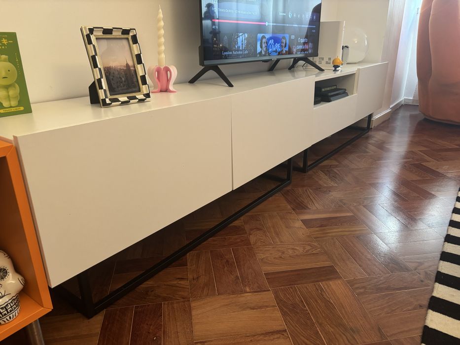 2 Bases de TV brancas metal