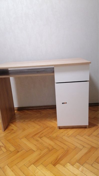 Стіл письмовий підійде для дорослого  або для дитини