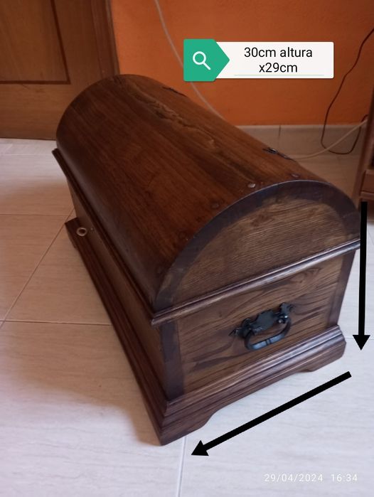 Baú restaurado em madeira maciça