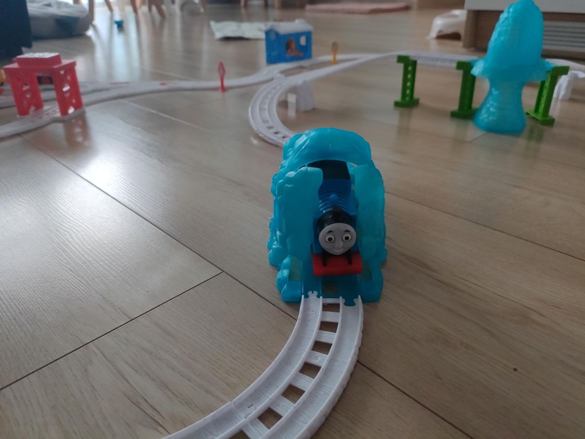 Kolejka Tomek i Przyjaciele - dwa pociągi, most, tunel
