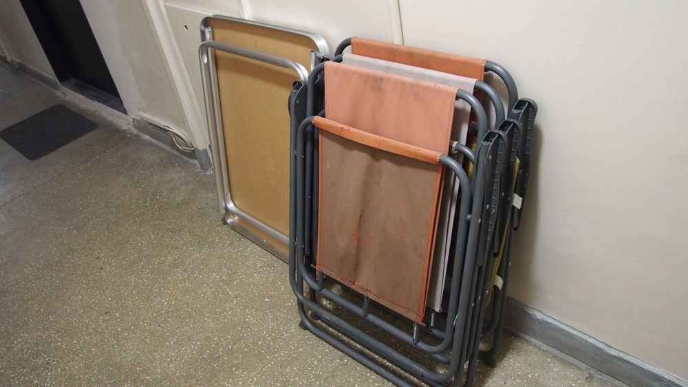 Zestaw składanych krzeseł i stołu, grilla itp.