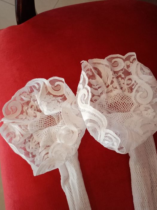 Piękne białe ślubne pończochy.