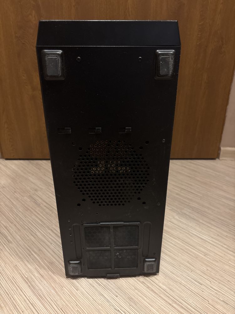 Obudowa komputerowa Corsair + dwa wiatraki Corsair + czytnik płyt Asus