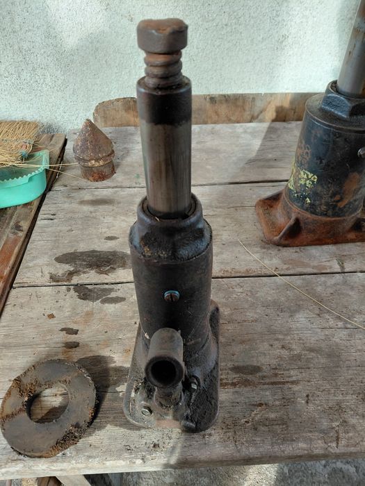 Продам домкрат 5 т