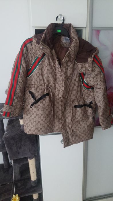 Kurtka z czerwono-zielonym paskiem nowa