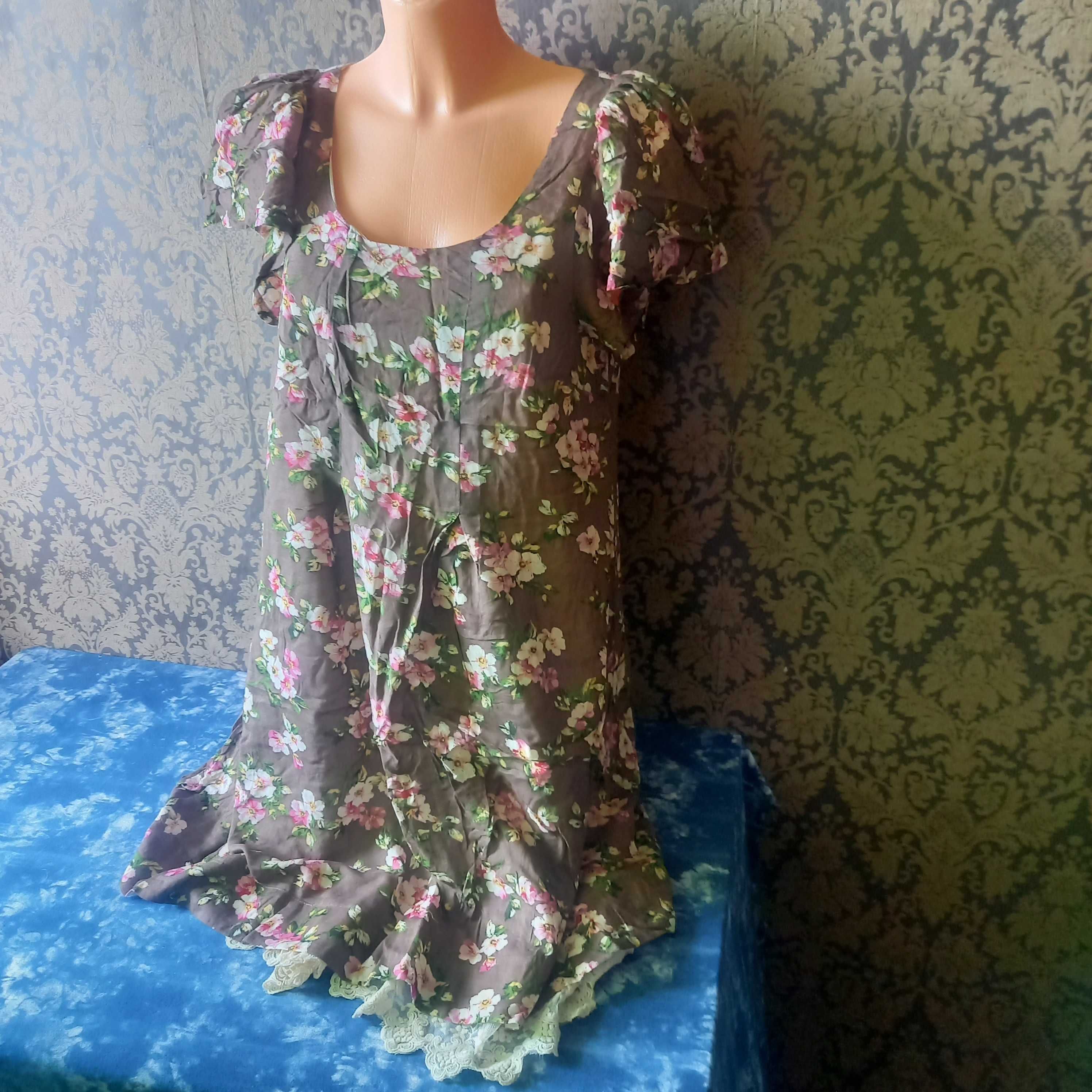 brązowa sukienka w kwiaty