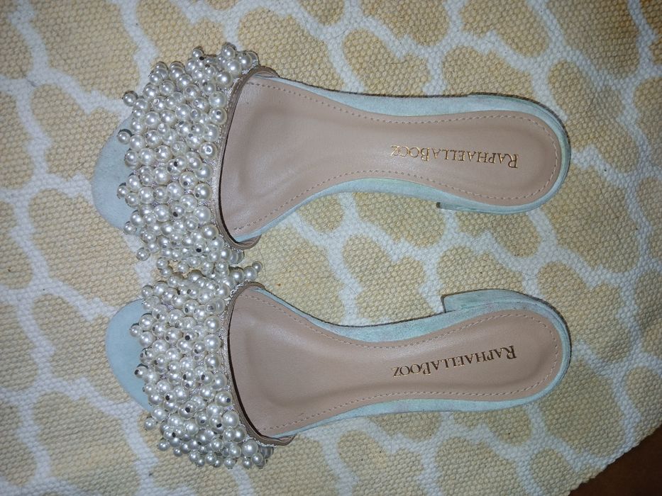 Sandalias com perolas azul claro camurcite