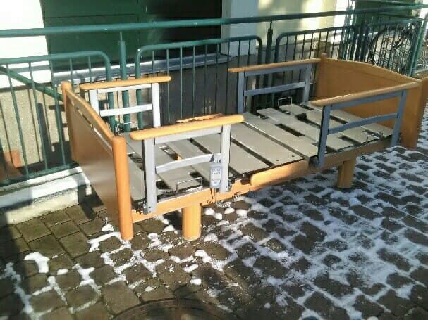 Zestaw opiekuńczy: łóżko rehabilitacyjne 3 funkcyjne z materacem