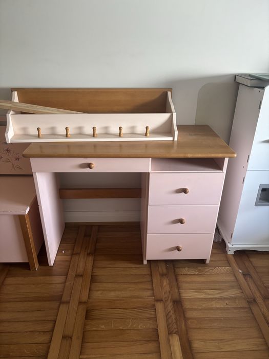 Dwa identyczne biurka