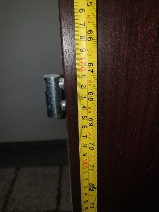 Drzwi wejściowe zewnętrzne lewe do środka.