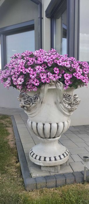 Donica ogrodowa z białego cementu