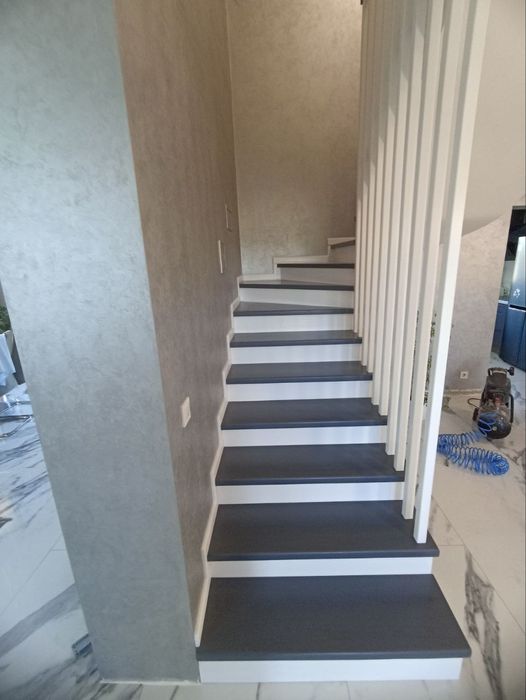 Сходи поручні перила сходинки ступеньки дерев'яні сходи