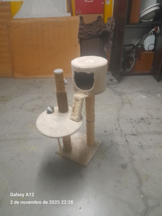 Arranhador e casota para gatos