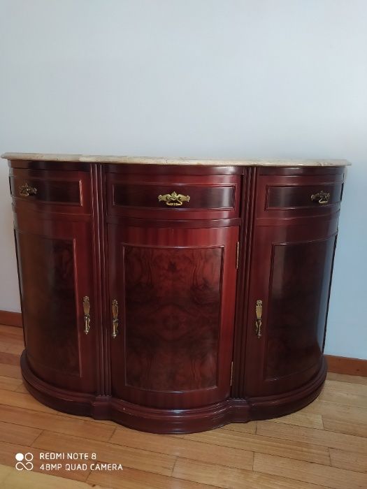 Sapateira em madeira e em excelente estado.