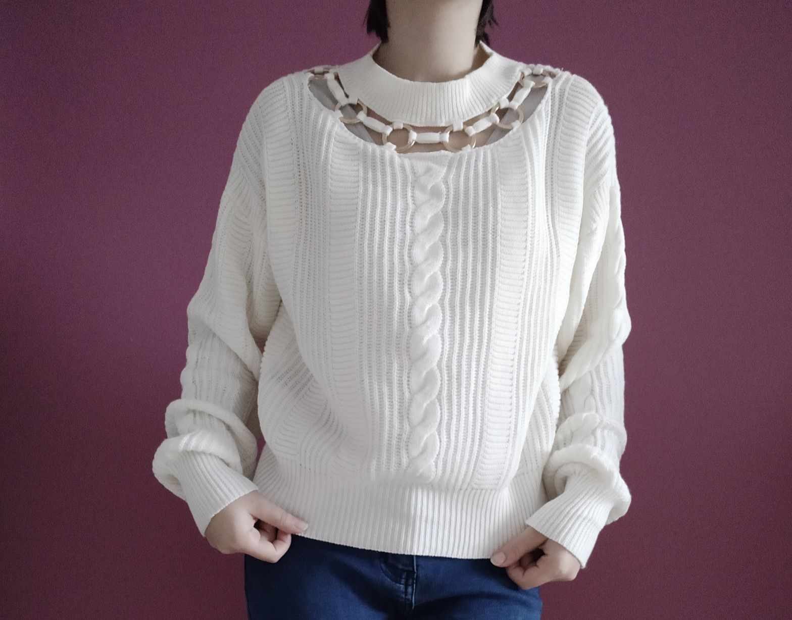 Sweter z metalowymi elementami