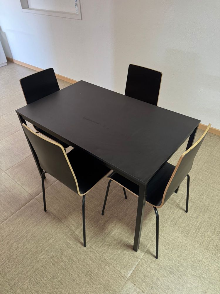 Mesa retangular + 4 cadeiras pretas