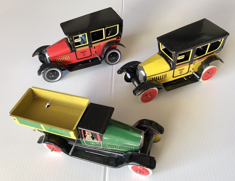 Carro Cars & Brinquedos de corda em folha