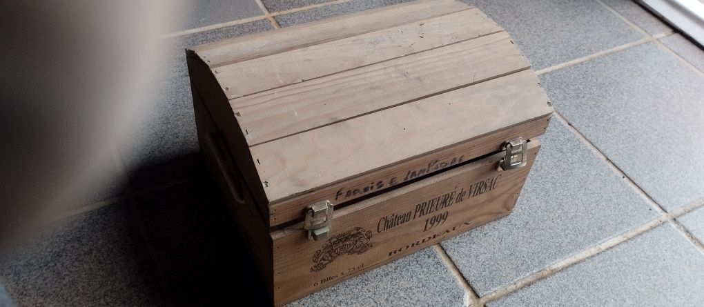 Várias caixas em madeira de vinhos em bom estado sem tampa.