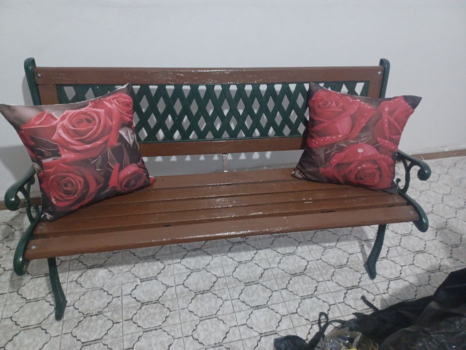 Banco jardim como novo com 2 almofadas