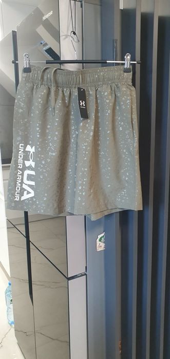 Spodenki Under Armour nowe s/m