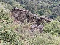 Prédio urbano com casa em ruinas - Ó Calvario - VALEZIM - SEIA | LE...