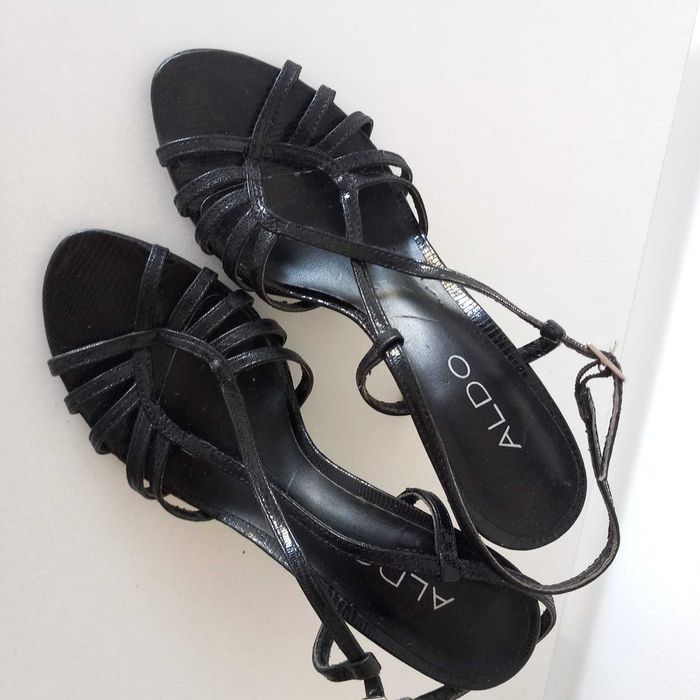 2 pares de sandálias bem estimadas