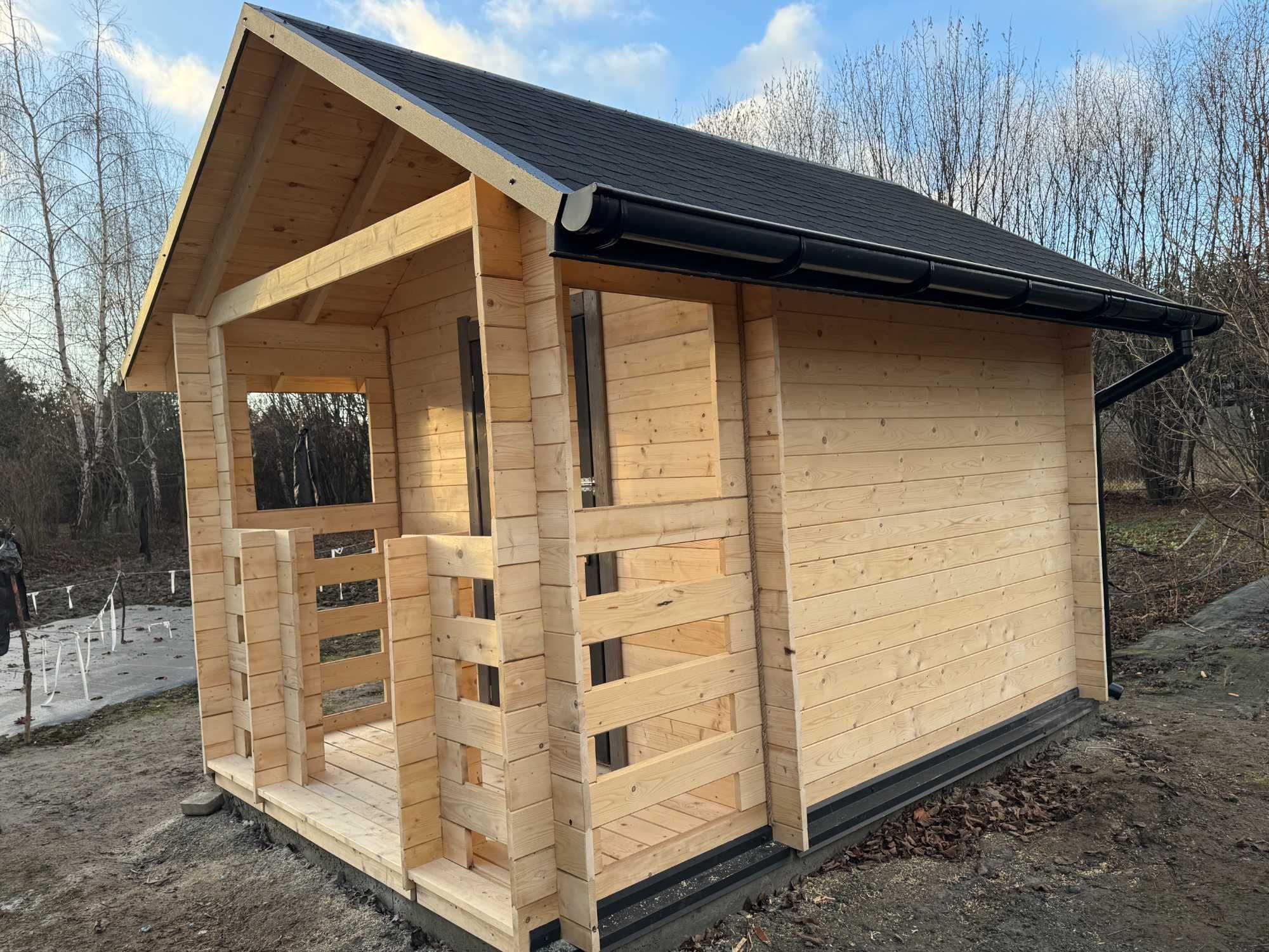 Drewniany domek działkowy "Jaśmin" 300x300 z bali prostokątnych