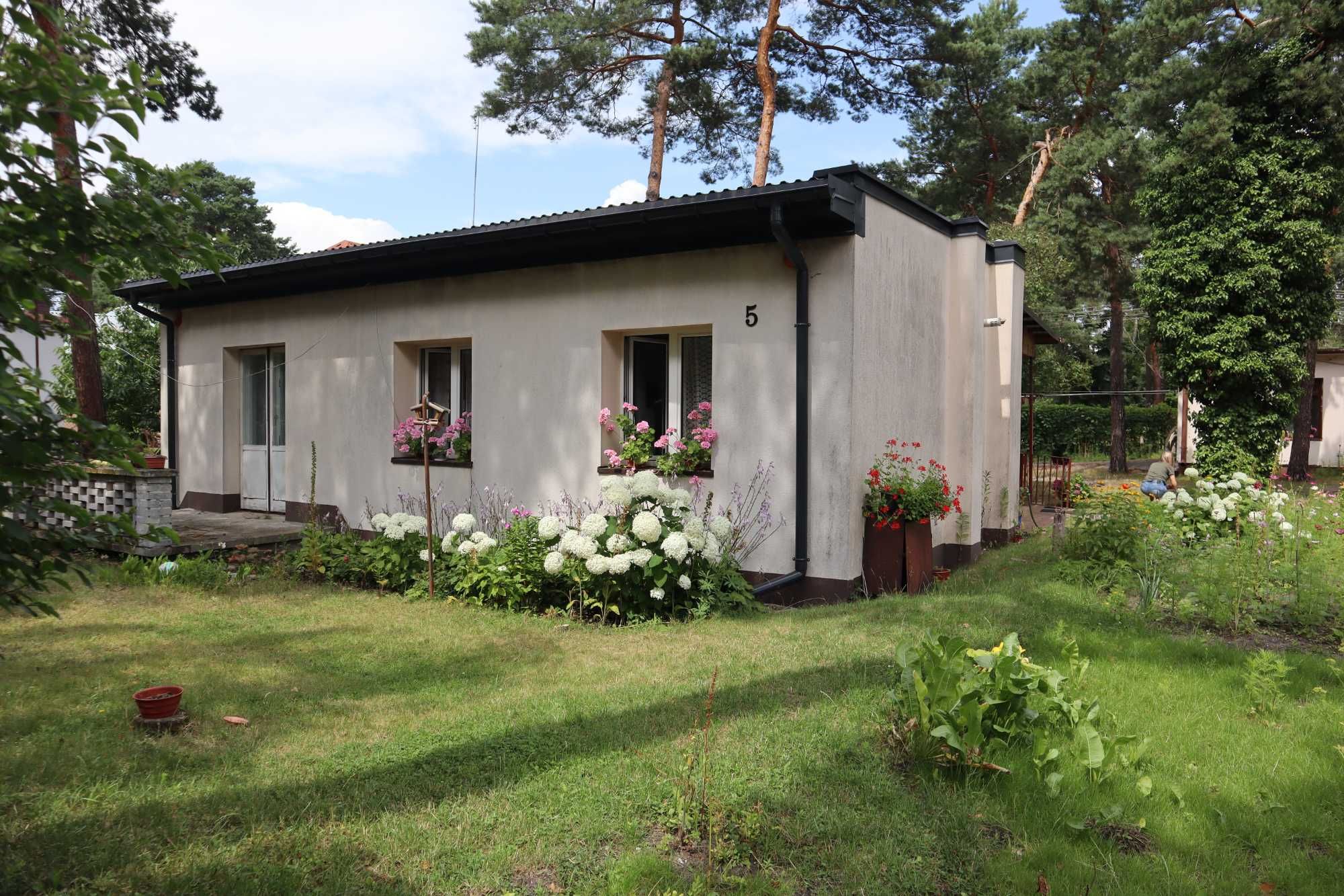Nieruchomość z domem i 4 garażami na działce o powierzchni 1246 m2