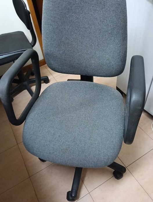 Cadeira de escritório ou quarto de cor cinza