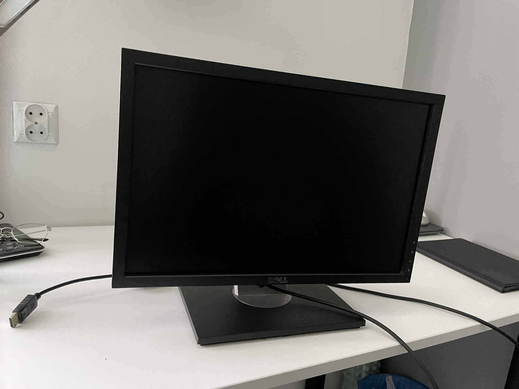 Monitor Dell z przejściówką na Displayport