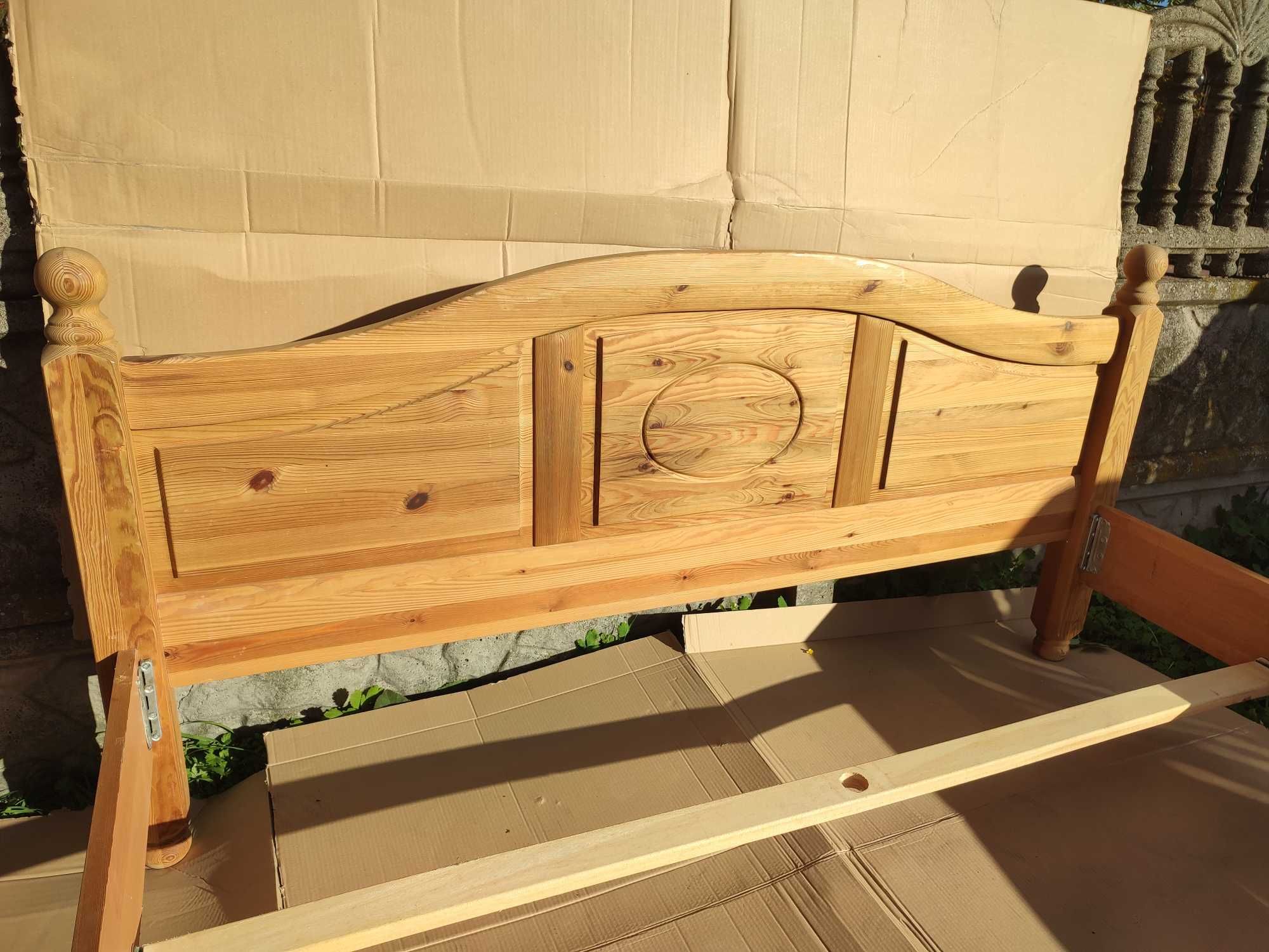 Drewniane sosnowe łóżko