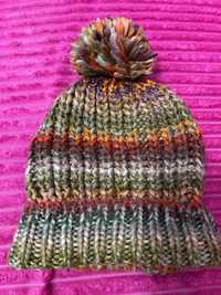 Kolorowa czapka z pomponem