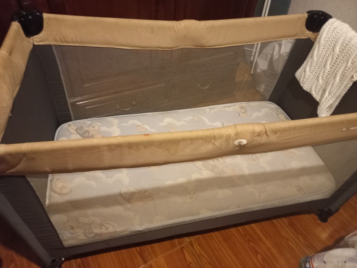 Cama de bebé com colchão