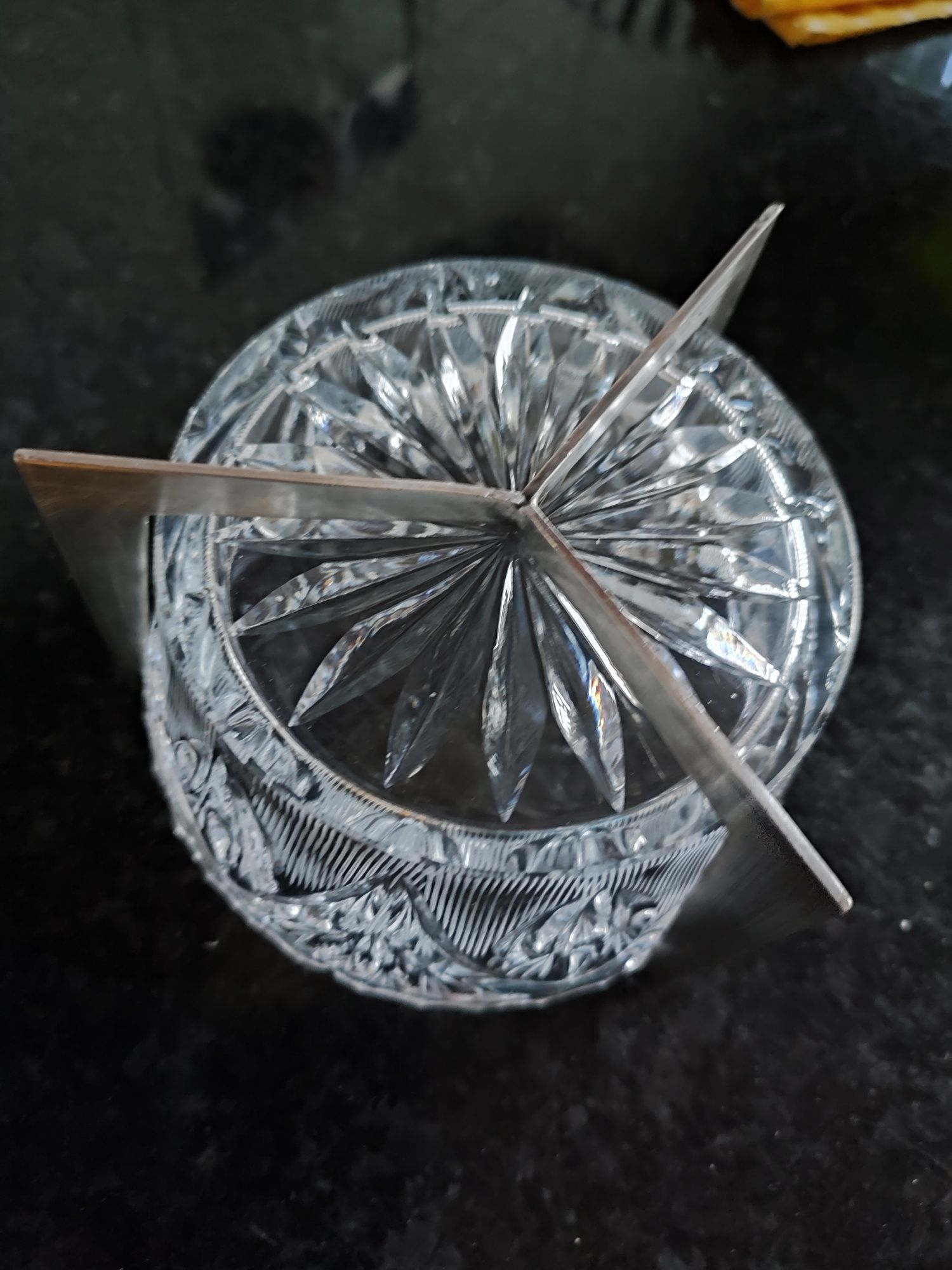 Kryształowa cukiernica na posrebrzanej nóżce z czasów PRL-u