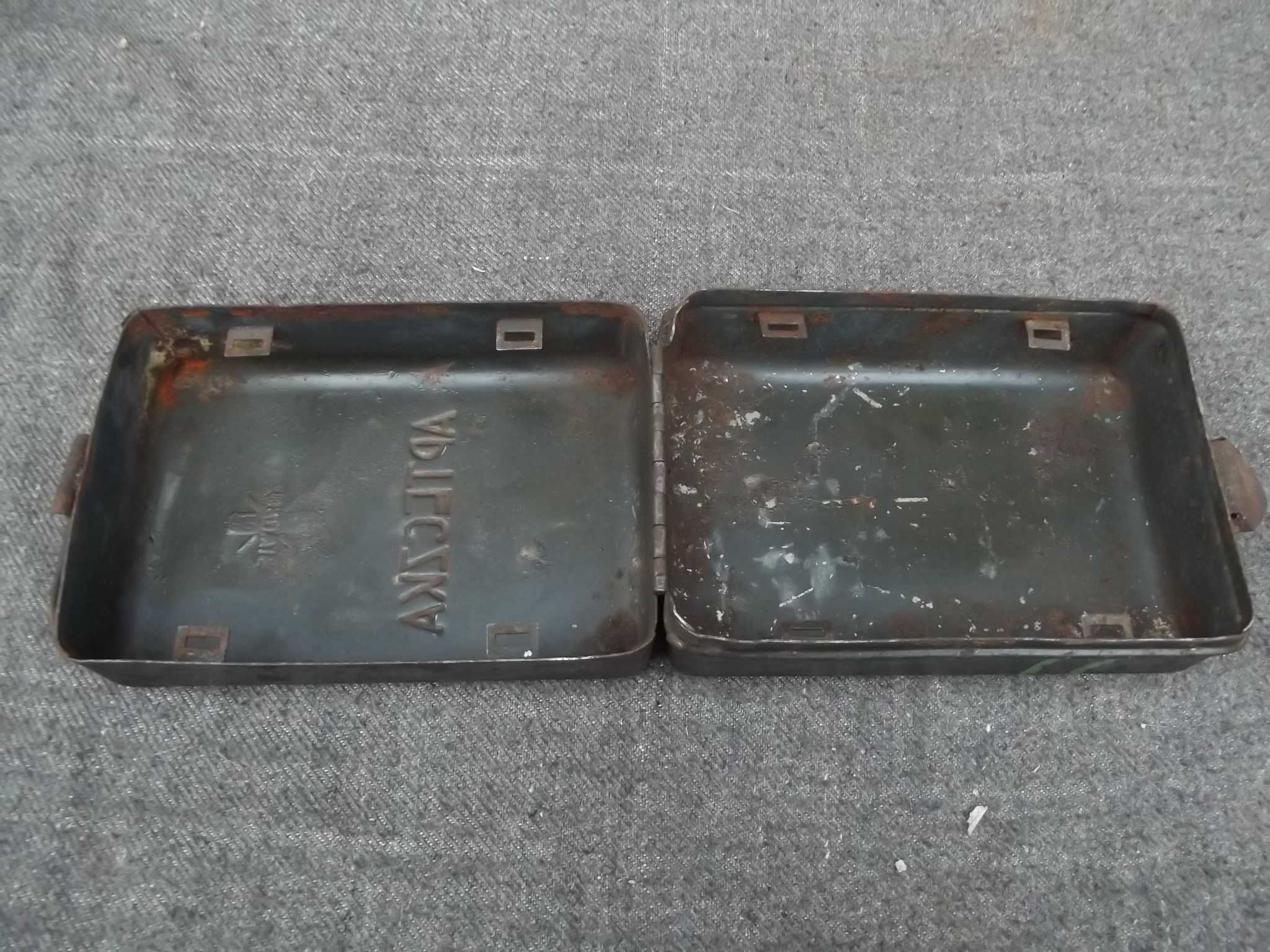 Apteczka metalowa PRL