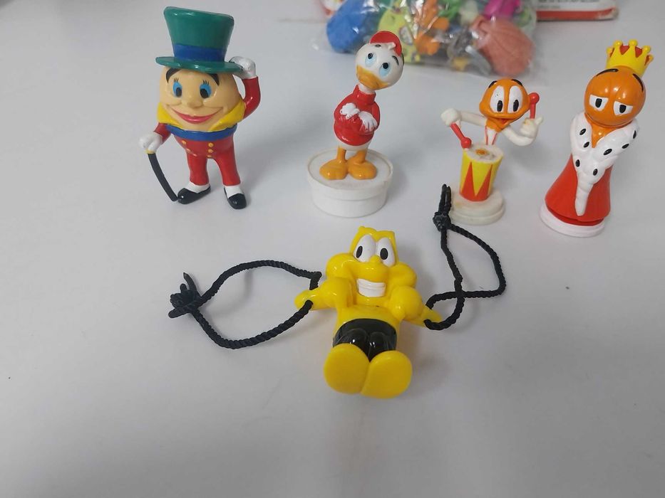 Diversos brinquedos chupa chups e outros