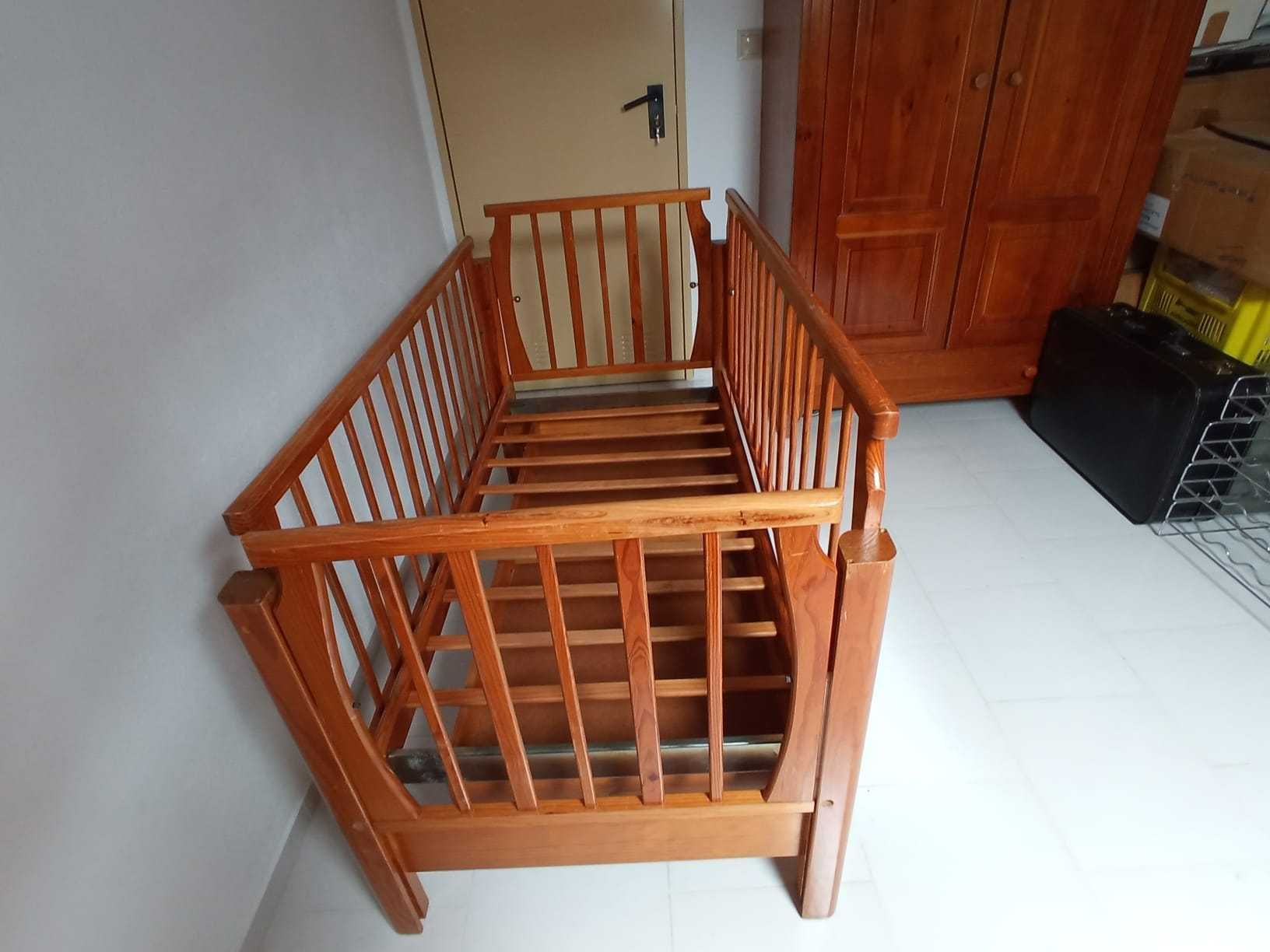 Berço de madeira com estrado e arrumação