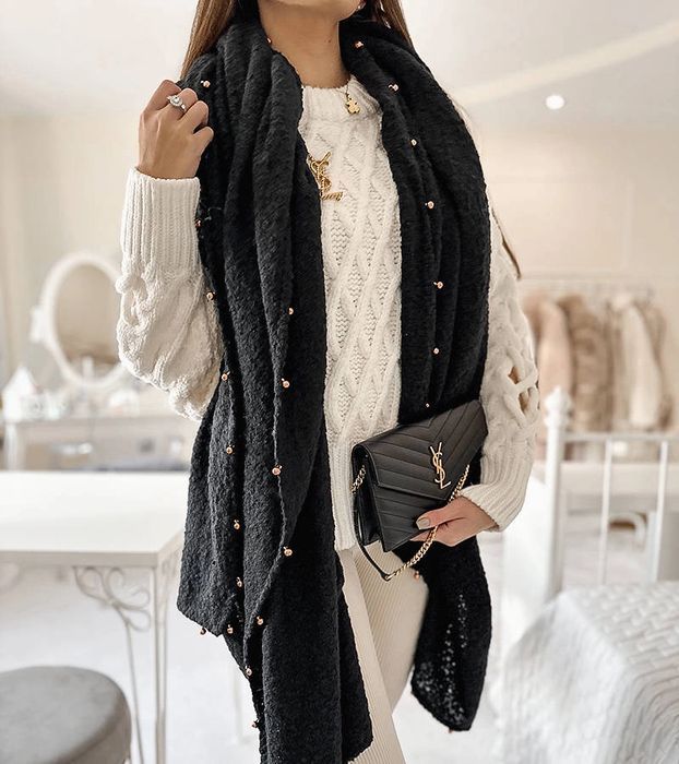 Czarny szal z koralikami Yvonne