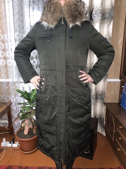 Довгий жіночий пуховик з натуральним хутром