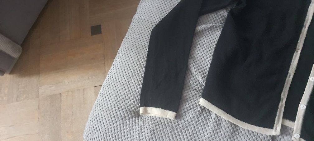 Bardzo kobiecy sweter firmy BIALCON