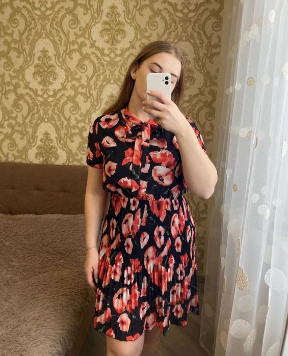 Сукня в червоні маки