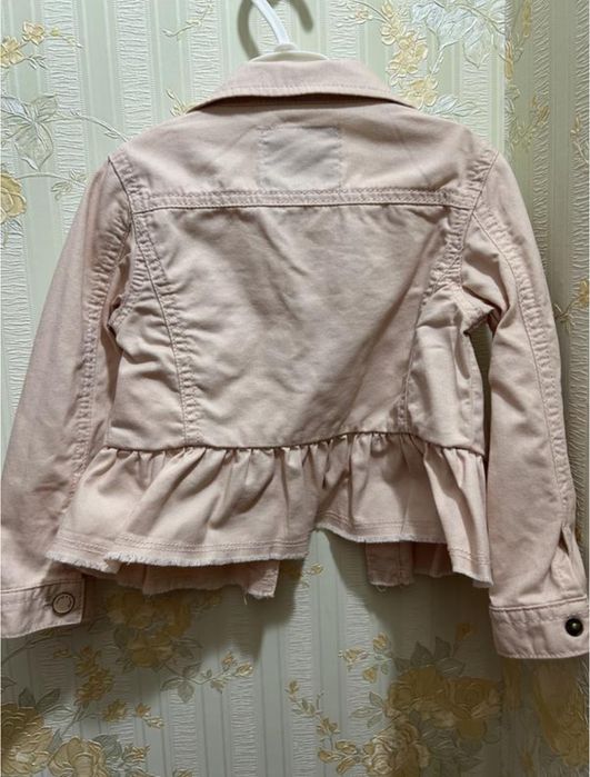 Стильна легка курточка-піджачок пудрового кольору від primigi