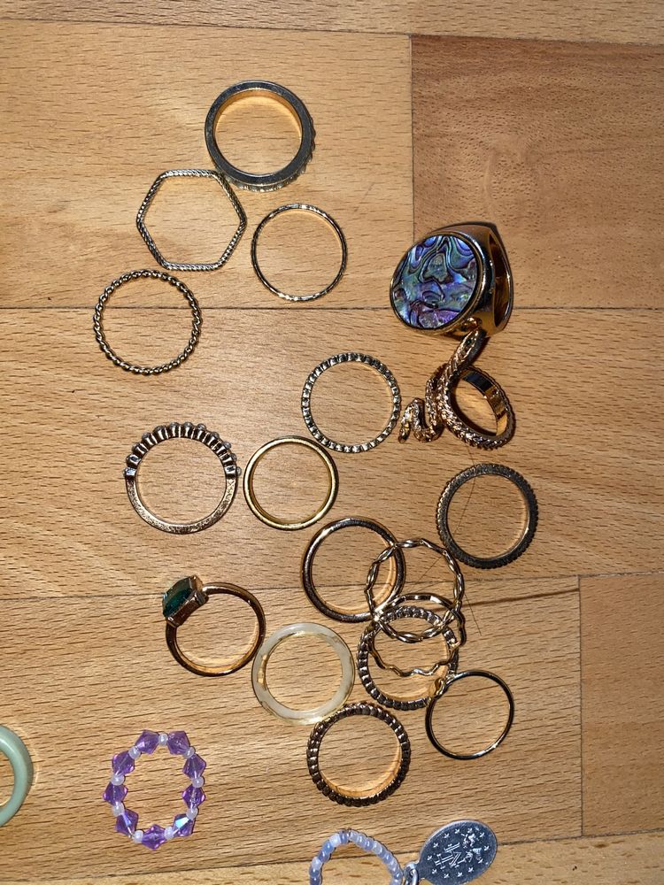 zestaw sztucznej biżuterii, kolczyki, pierścionki, kreolki