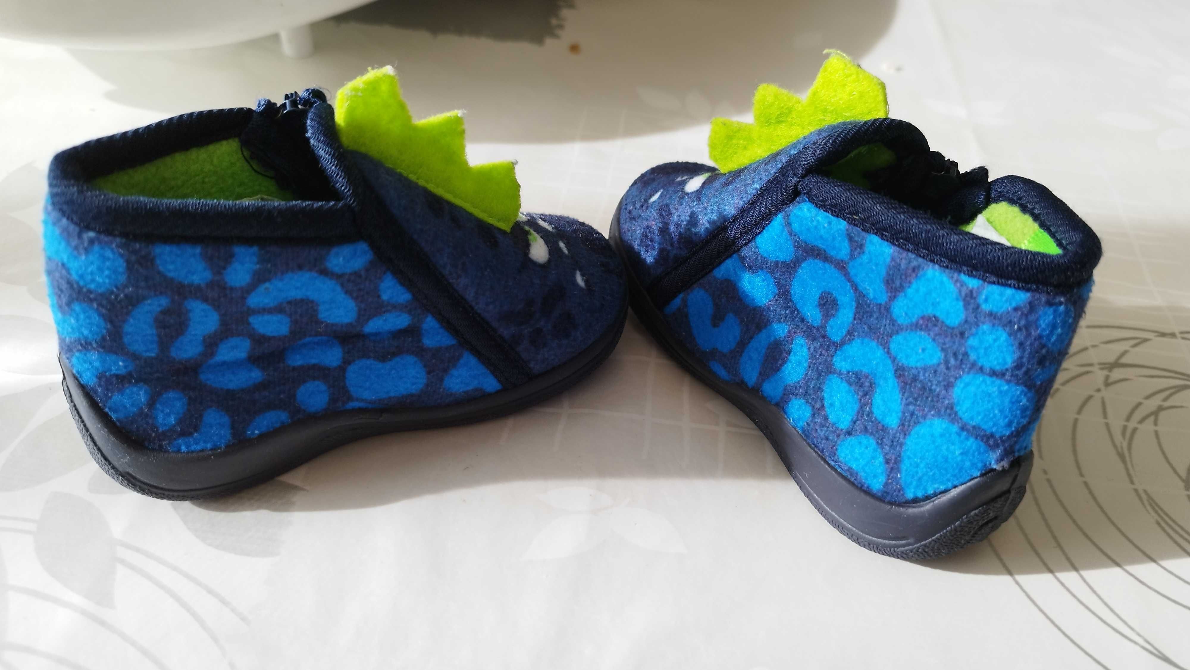 3 pares de calçado/pantufas bébé