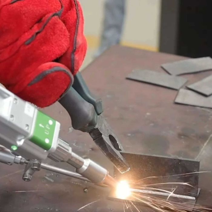 Ręczna spawarka laserowa laser fiber do spawania 2000W 5w1