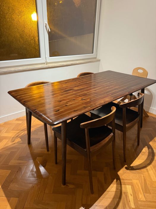 Mesa de Jantar em Madeira Maciça – Excelente Estado (sem cadeiras)