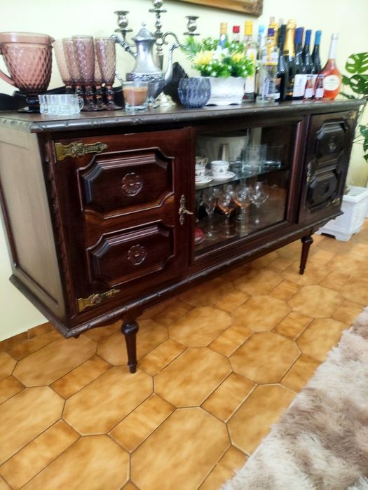 Móvel aparador / Vitrine estilo colonial em madeira
