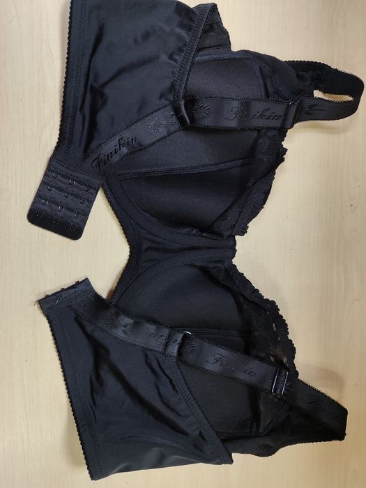 Чорний бюстгальтер, шикарний, великого розміру.