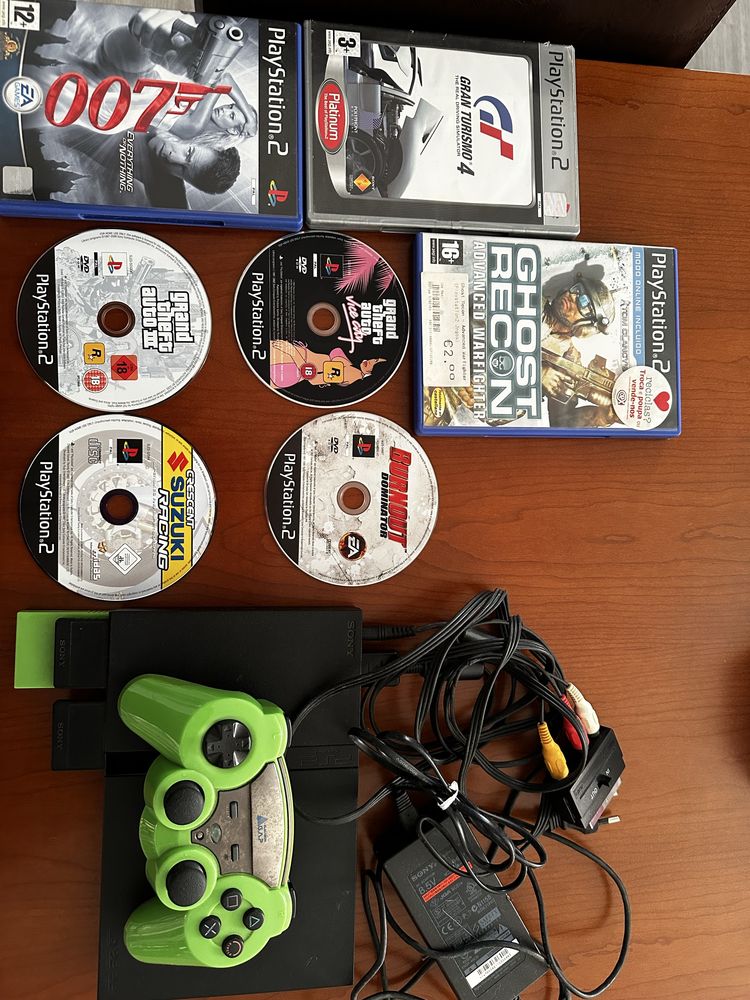PlayStation 2 com vários jogos