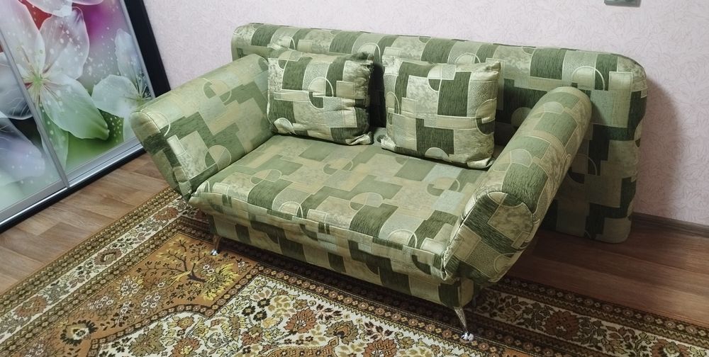 Продам розкладний двухспальний диван у відмінному стані диван